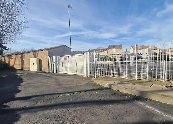 Maison Mitoyenne Climatisee Avec Terrasse Et Piscine A - Fr-1-326-474